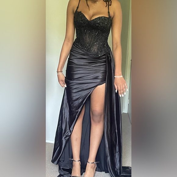 Elegant Black Evening Gown - Picture 3 of 3